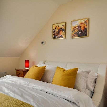 Three Bedroom House In Runcorn By The Lake With Parking By Neofinixdotcom Exterior photo