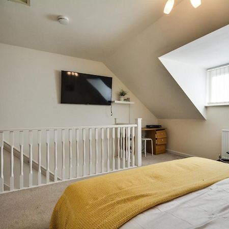Three Bedroom House In Runcorn By The Lake With Parking By Neofinixdotcom Exterior photo