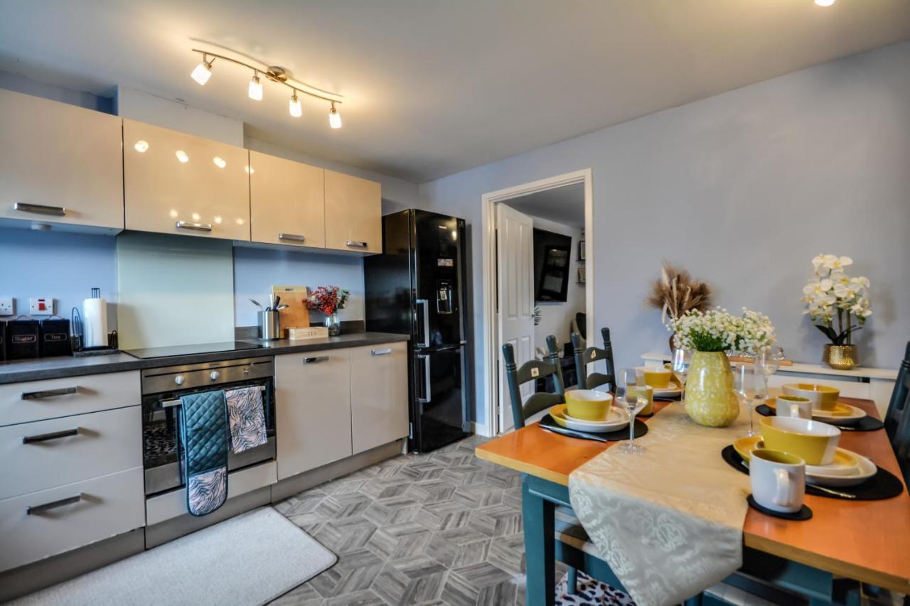 Three Bedroom House In Runcorn By The Lake With Parking By Neofinixdotcom Exterior photo