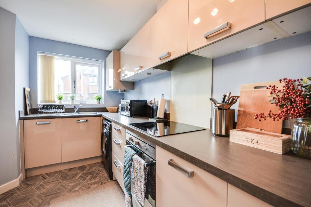 Three Bedroom House In Runcorn By The Lake With Parking By Neofinixdotcom Exterior photo