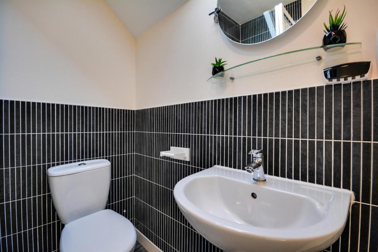 Three Bedroom House In Runcorn By The Lake With Parking By Neofinixdotcom Exterior photo