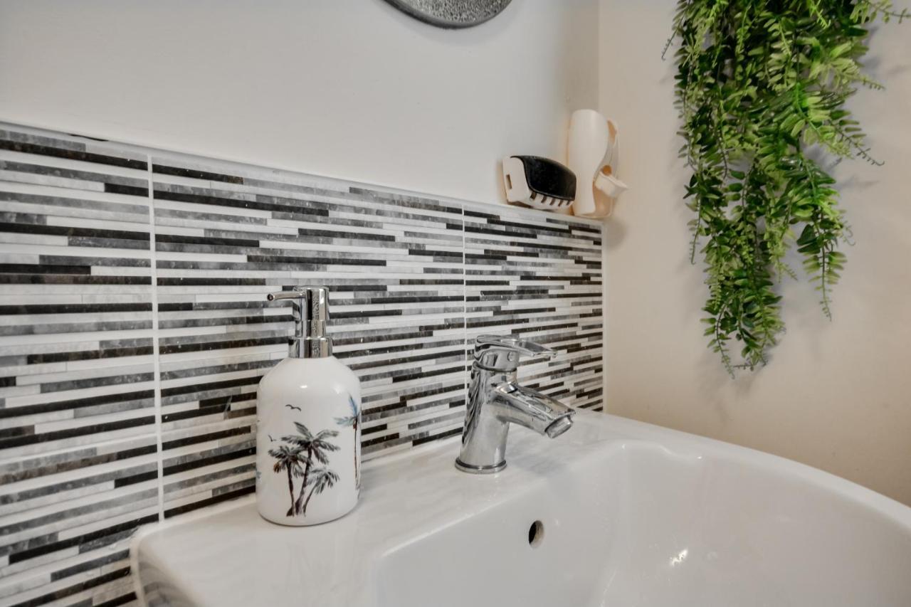 Three Bedroom House In Runcorn By The Lake With Parking By Neofinixdotcom Exterior photo