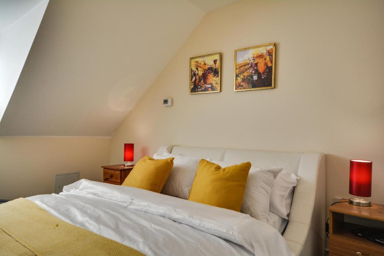 Three Bedroom House In Runcorn By The Lake With Parking By Neofinixdotcom Exterior photo