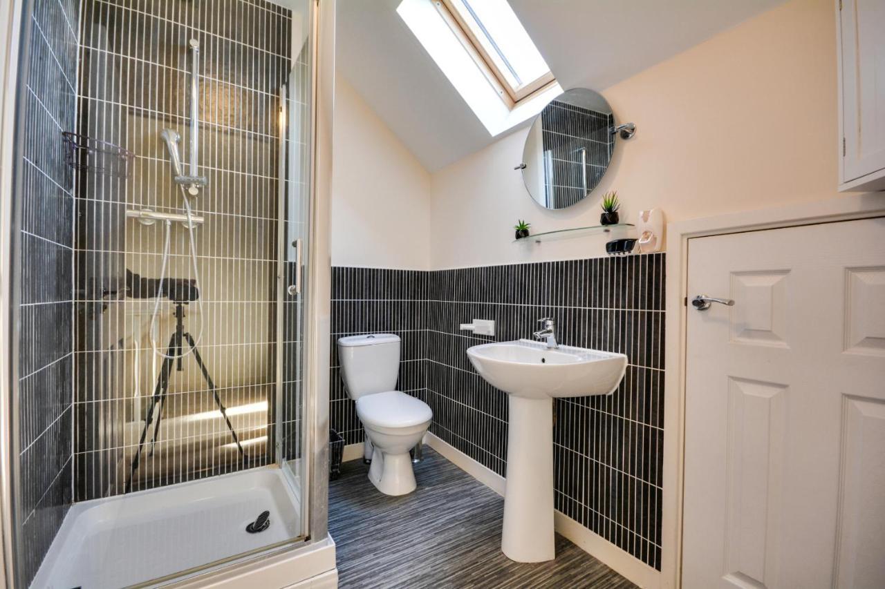 Three Bedroom House In Runcorn By The Lake With Parking By Neofinixdotcom Exterior photo