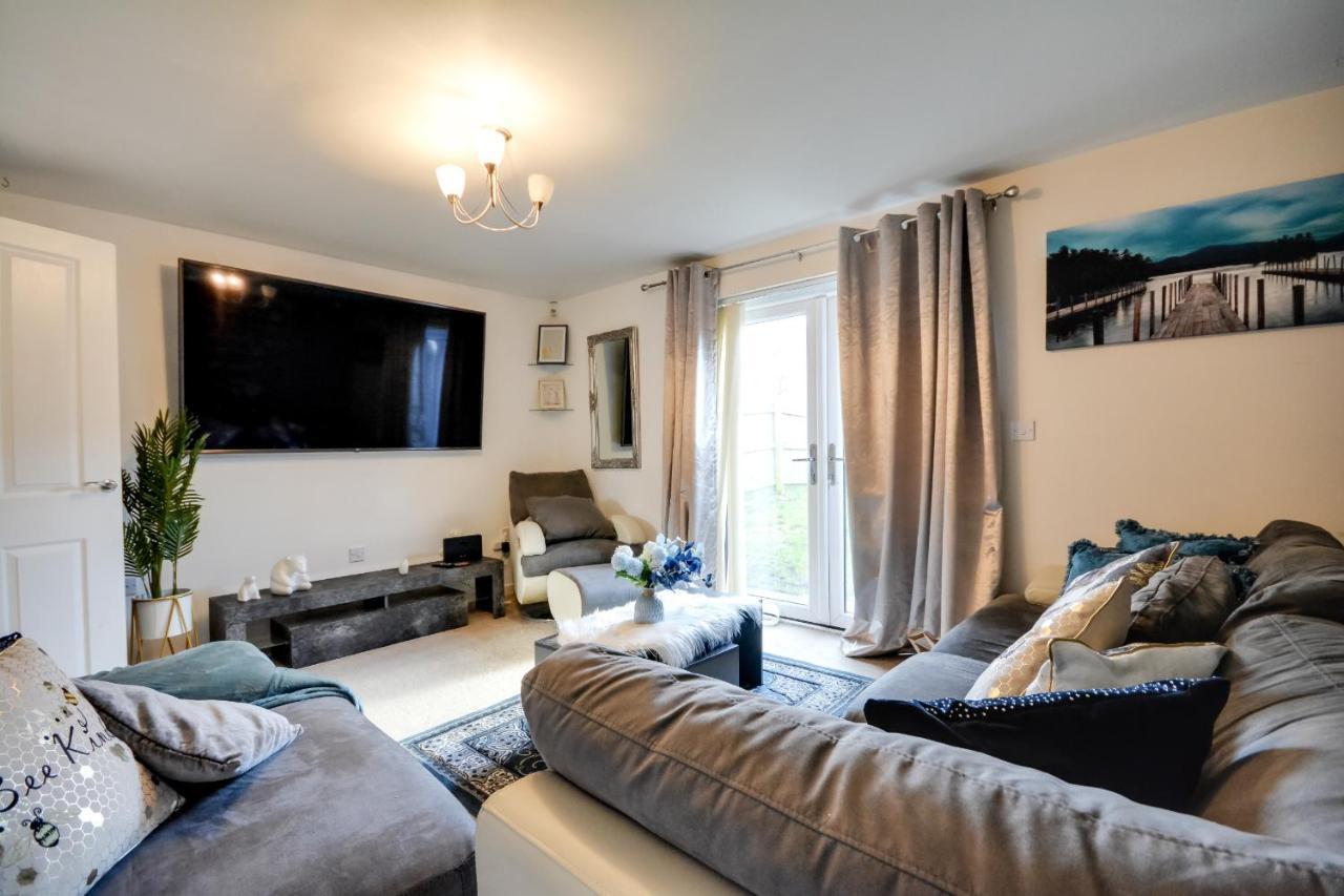 Three Bedroom House In Runcorn By The Lake With Parking By Neofinixdotcom Exterior photo