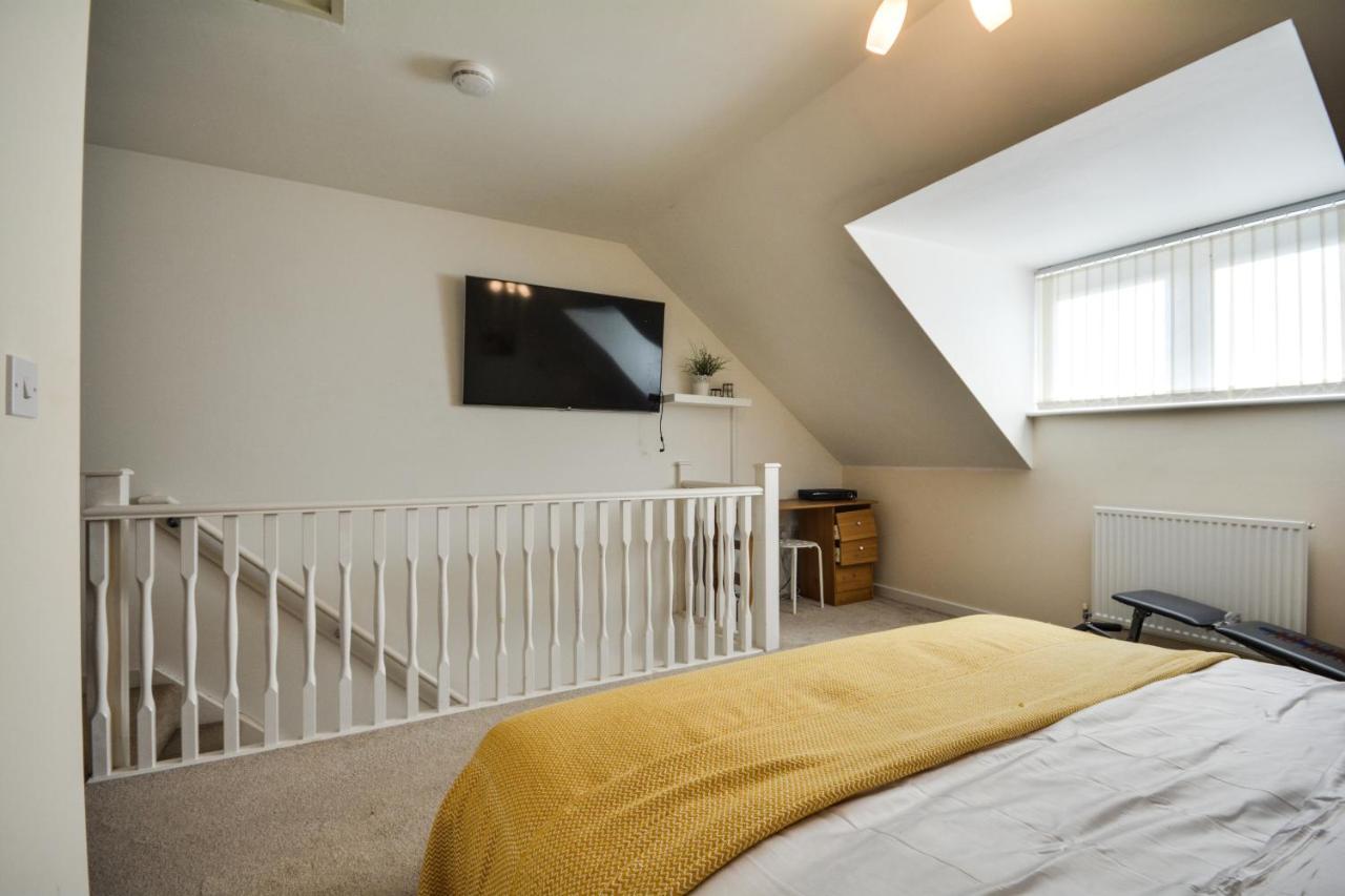 Three Bedroom House In Runcorn By The Lake With Parking By Neofinixdotcom Exterior photo