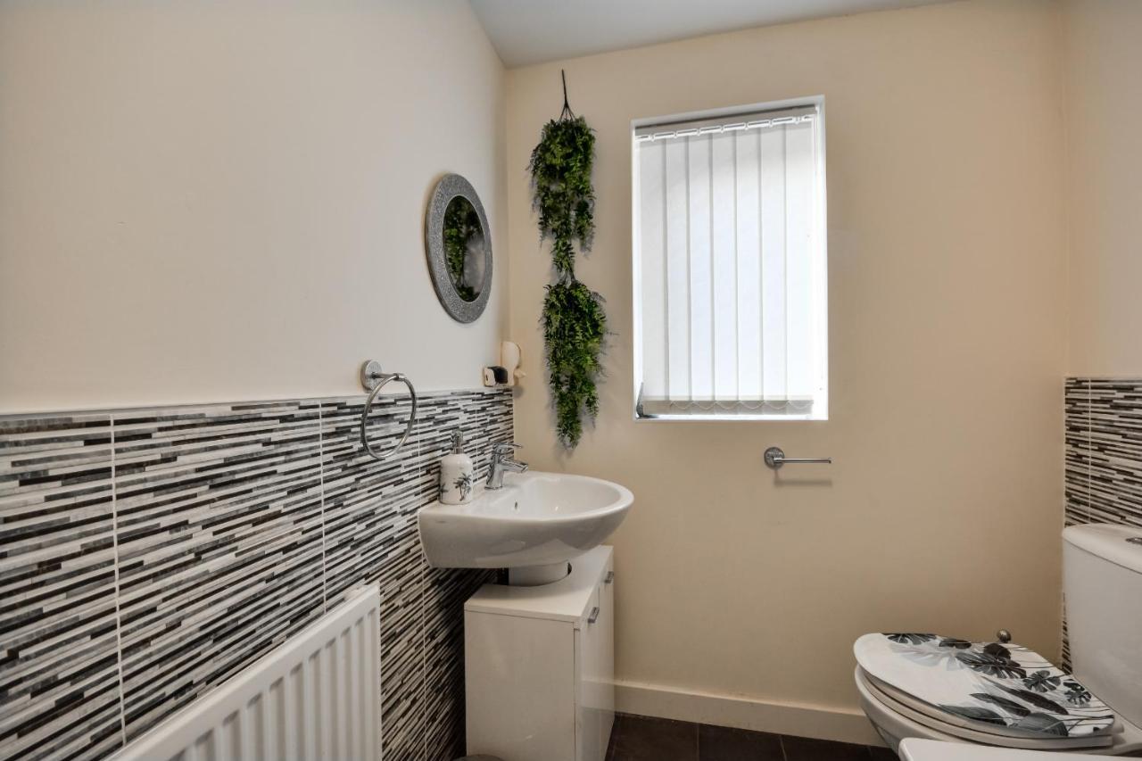Three Bedroom House In Runcorn By The Lake With Parking By Neofinixdotcom Exterior photo