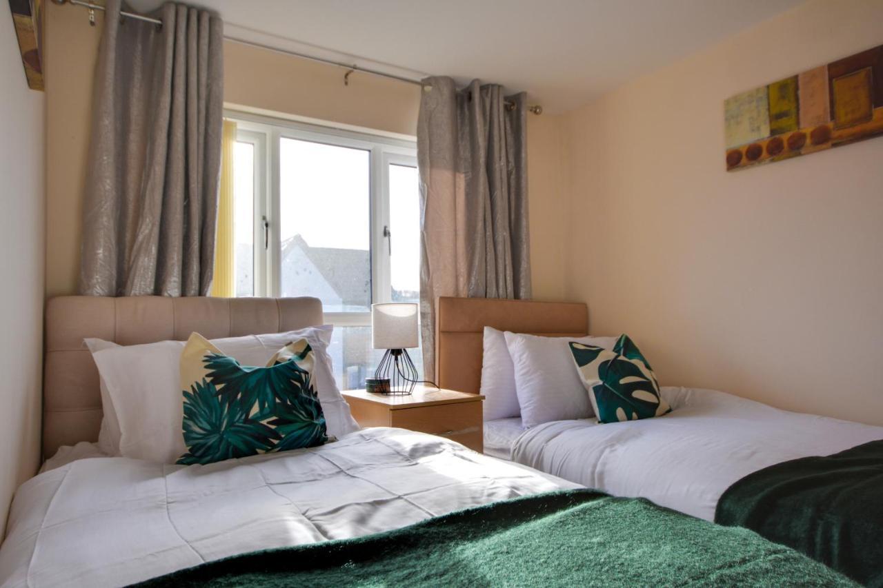 Three Bedroom House In Runcorn By The Lake With Parking By Neofinixdotcom Exterior photo
