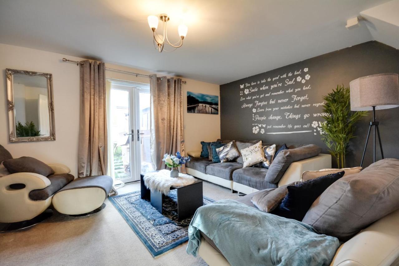 Three Bedroom House In Runcorn By The Lake With Parking By Neofinixdotcom Exterior photo