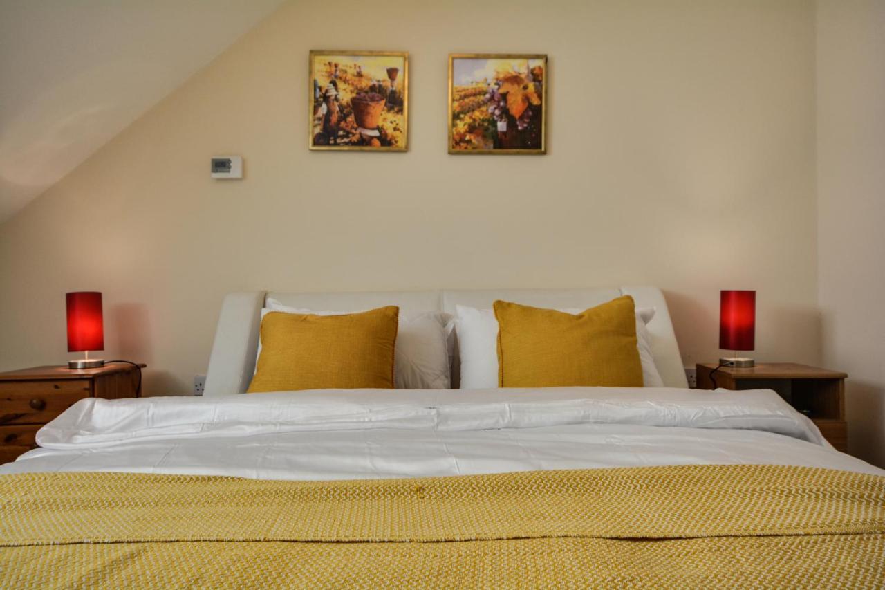 Three Bedroom House In Runcorn By The Lake With Parking By Neofinixdotcom Exterior photo