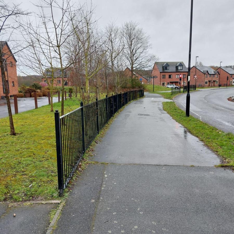 Three Bedroom House In Runcorn By The Lake With Parking By Neofinixdotcom Exterior photo