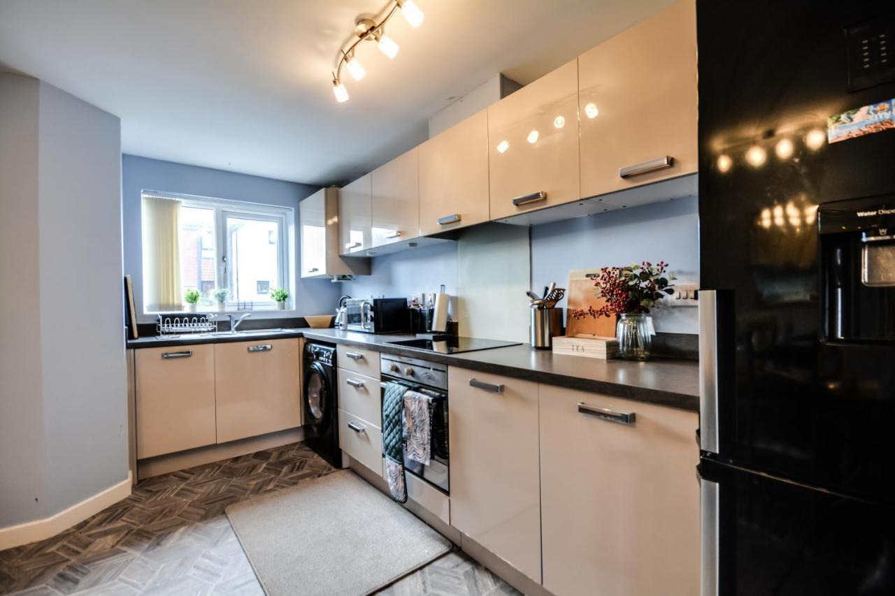 Three Bedroom House In Runcorn By The Lake With Parking By Neofinixdotcom Exterior photo