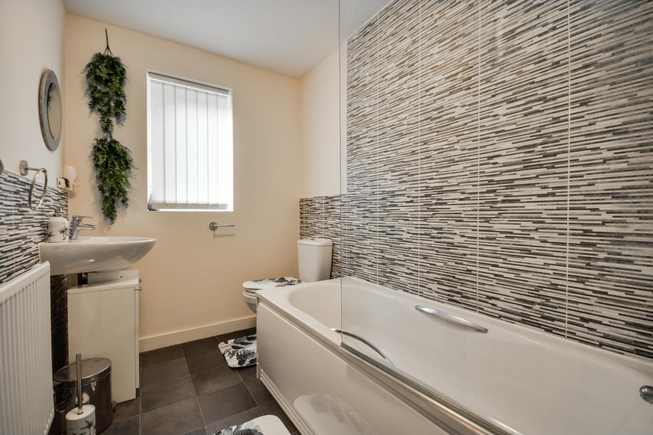 Three Bedroom House In Runcorn By The Lake With Parking By Neofinixdotcom Exterior photo